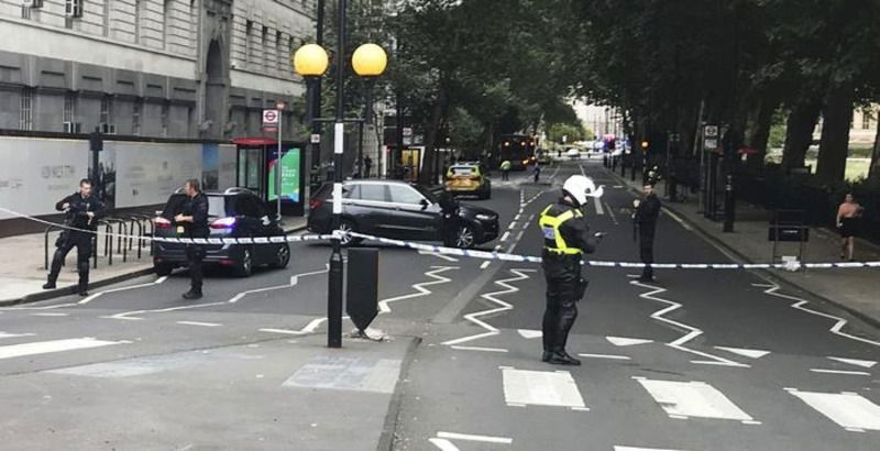 Londra, Auto si schianta su sede parlamento. Feriti e un arresto