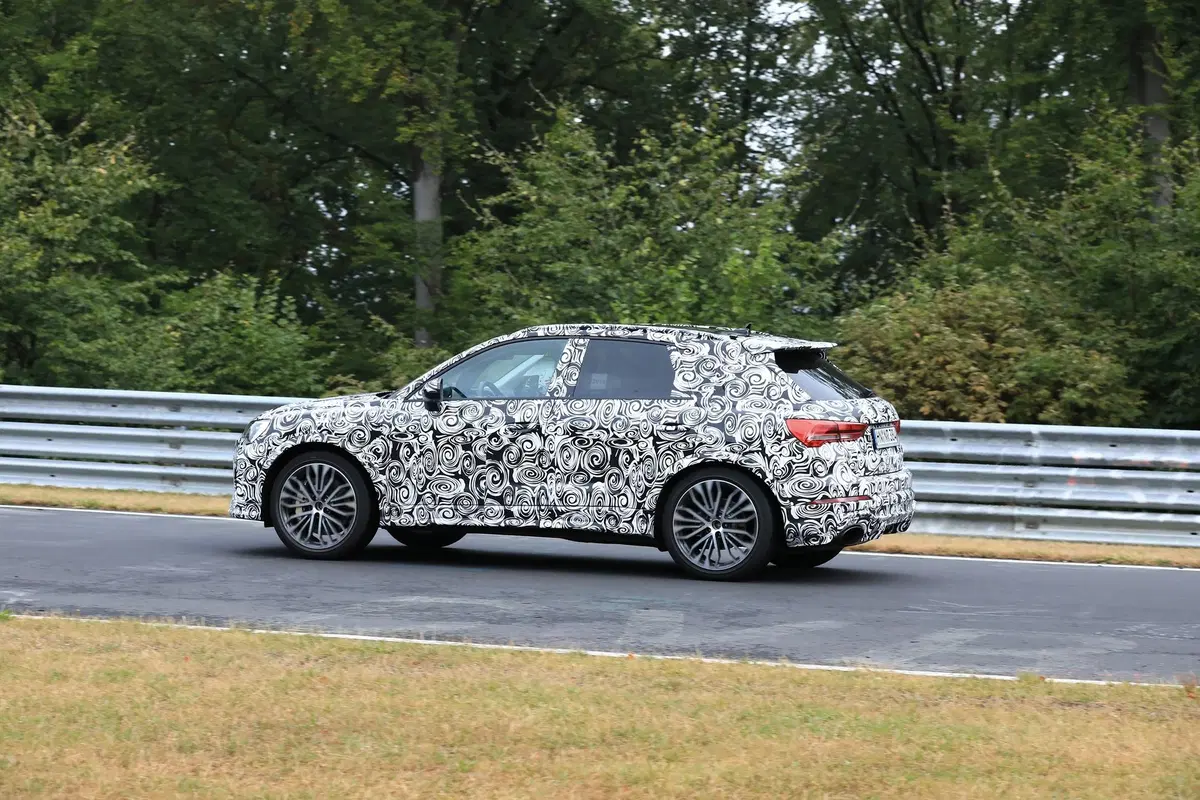 Audi RS Q3, nuove foto al Ring: avrà il motore da 400 CV della RS3? (2)