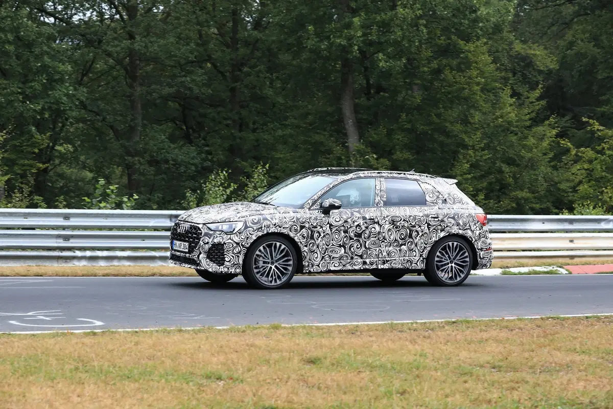 Audi RS Q3, nuove foto al Ring: avrà il motore da 400 CV della RS3? (3)