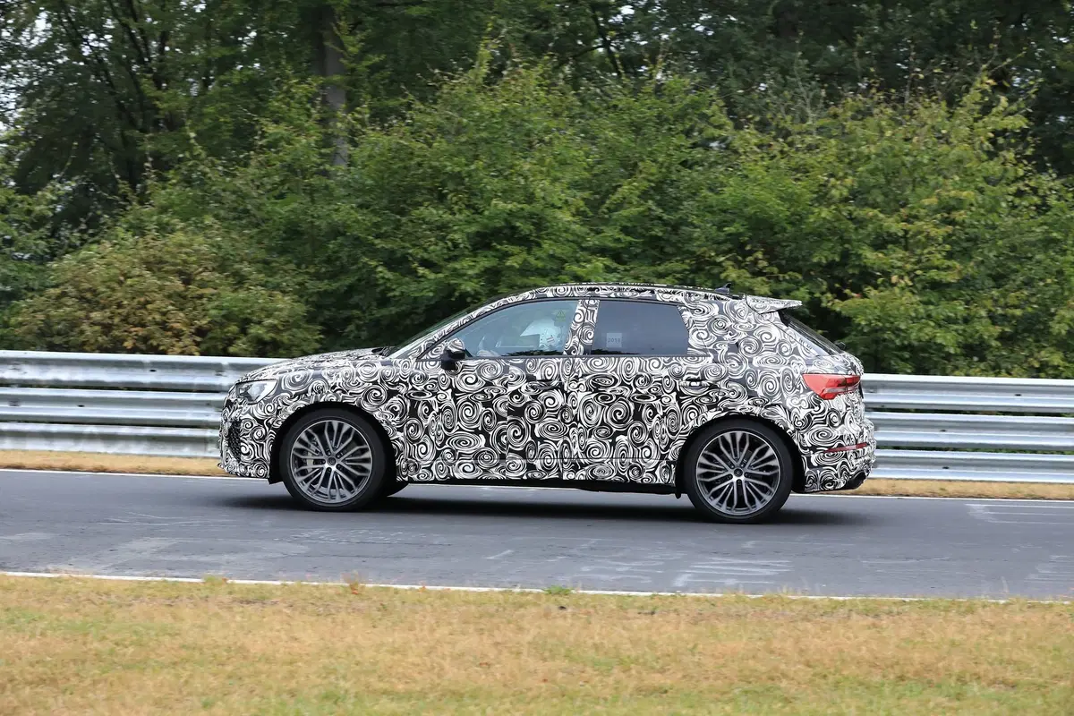 Audi RS Q3, nuove foto al Ring: avrà il motore da 400 CV della RS3? (4)