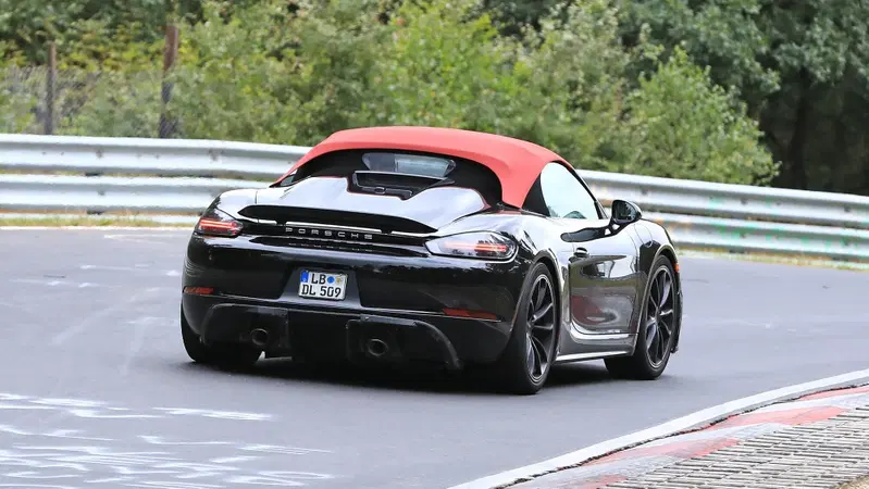 Porsche 718 Boxster Spyder, le foto spia al Nürburgring