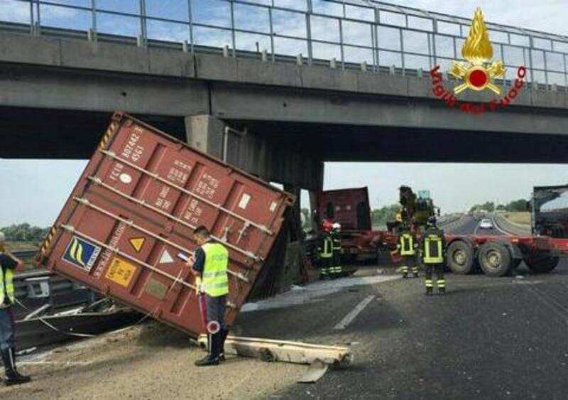 TIR contro pilone del cavalcavia dopo lo scoppio di una gomma