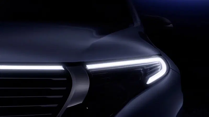 Mercedes EQ C, i teaser dell'elettrica [Video]