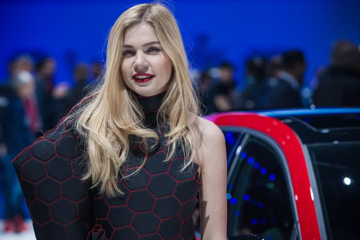Salone di Ginevra 2016: le foto delle ragazze più belle (8)