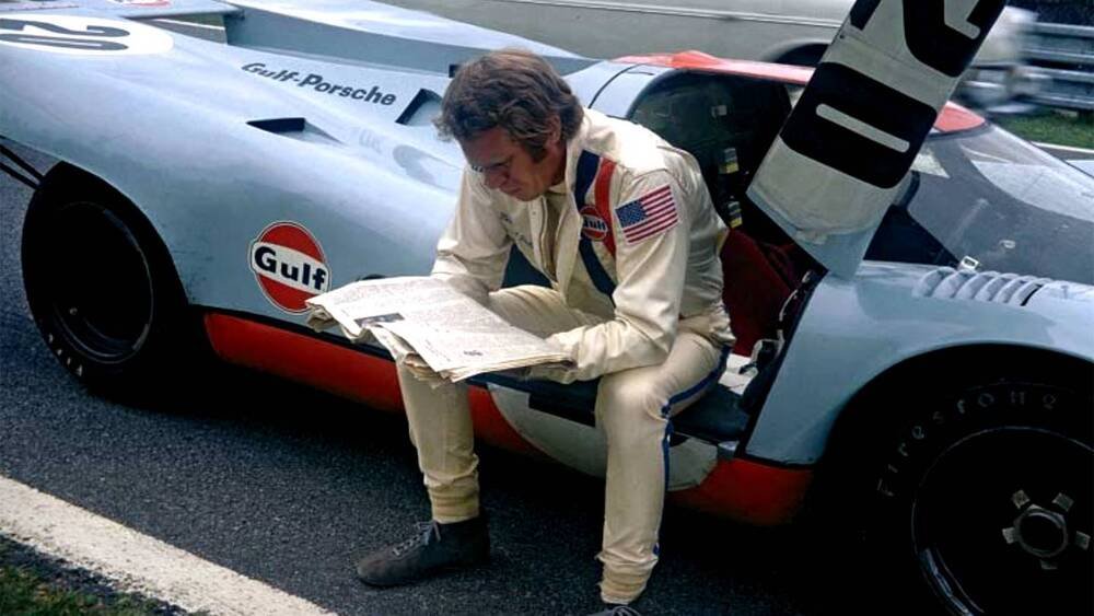 Steve McQueen a Le Mans nel 1970 mentre prende una pausa dalle riprese del suo celebre film