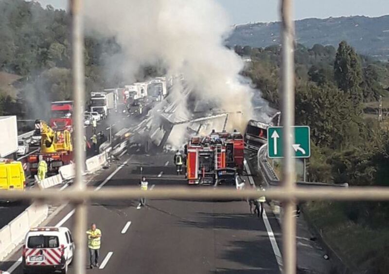 Incidente sulla A1: tir si incendia. Due morti