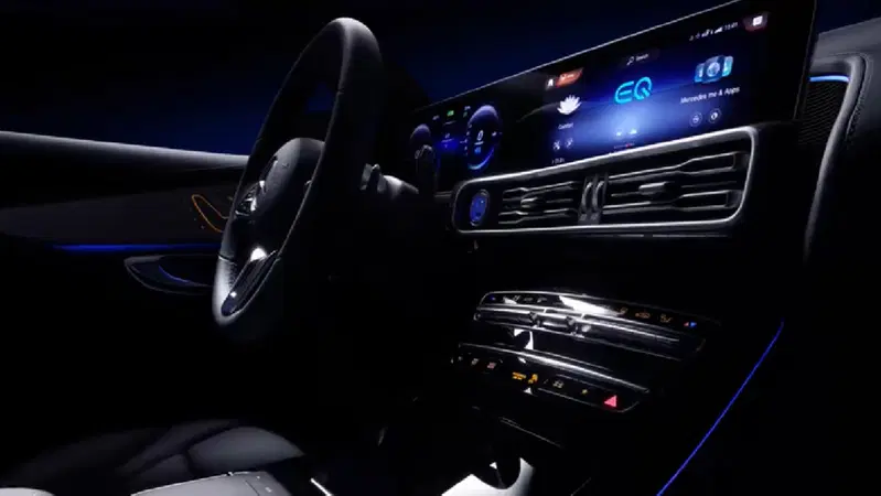 Mercedes EQ C, il teaser dell'abitacolo [Video]