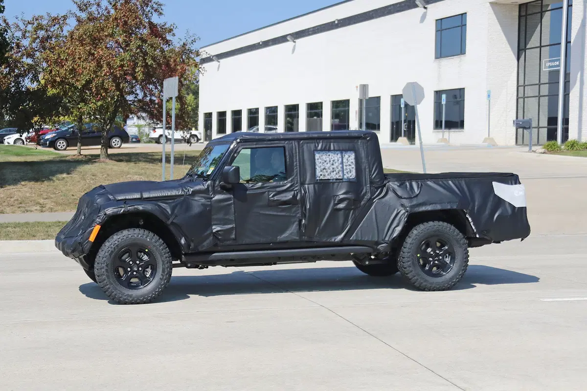 Jeep Scrambler, le foto spia  (9)