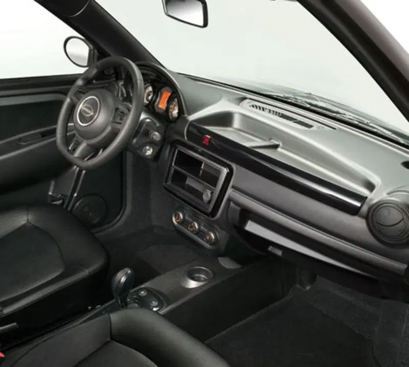 Gli interni di una piccola auto "senza patente" B, francese