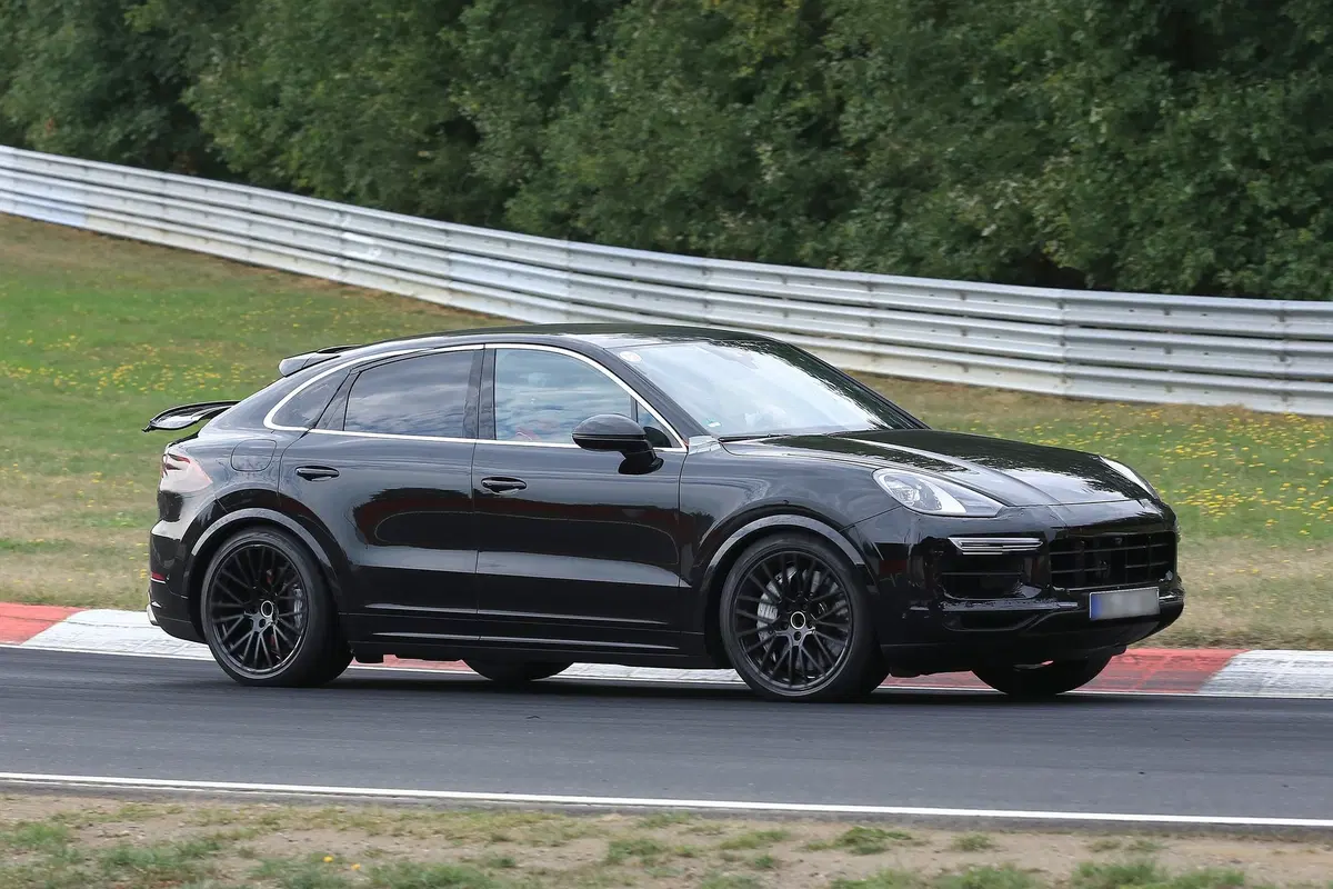 Porsche Cayenne, in arrivo una versione coupé del maxi SUV tedesco? (4)