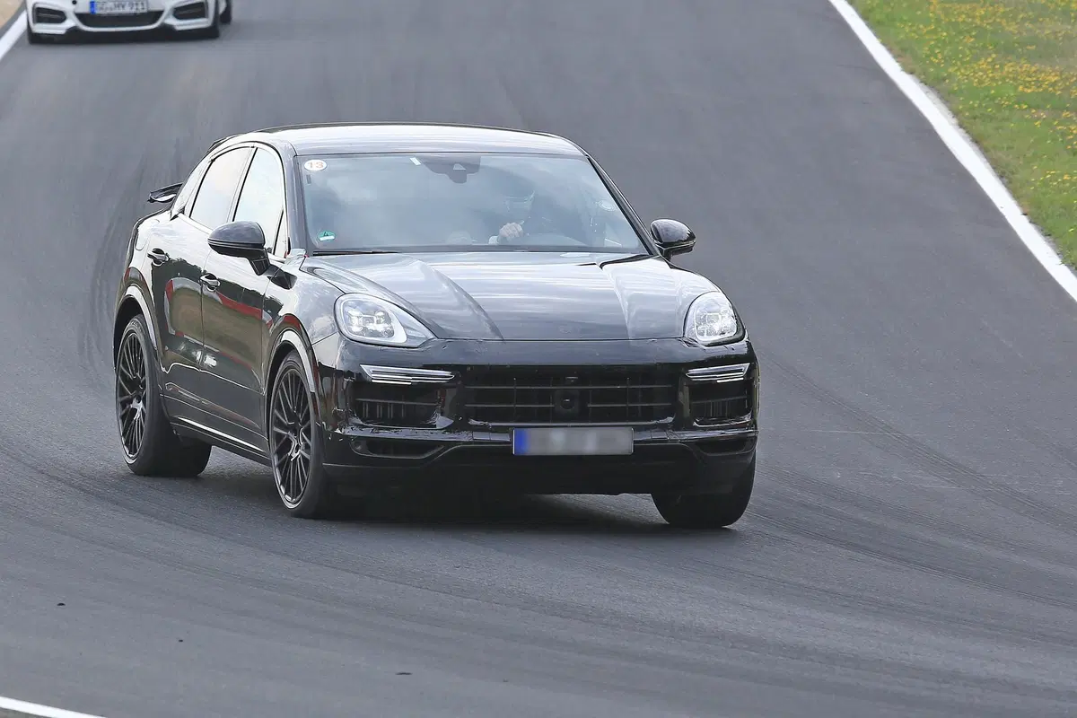 Porsche Cayenne, in arrivo una versione coupé del maxi SUV tedesco? (7)