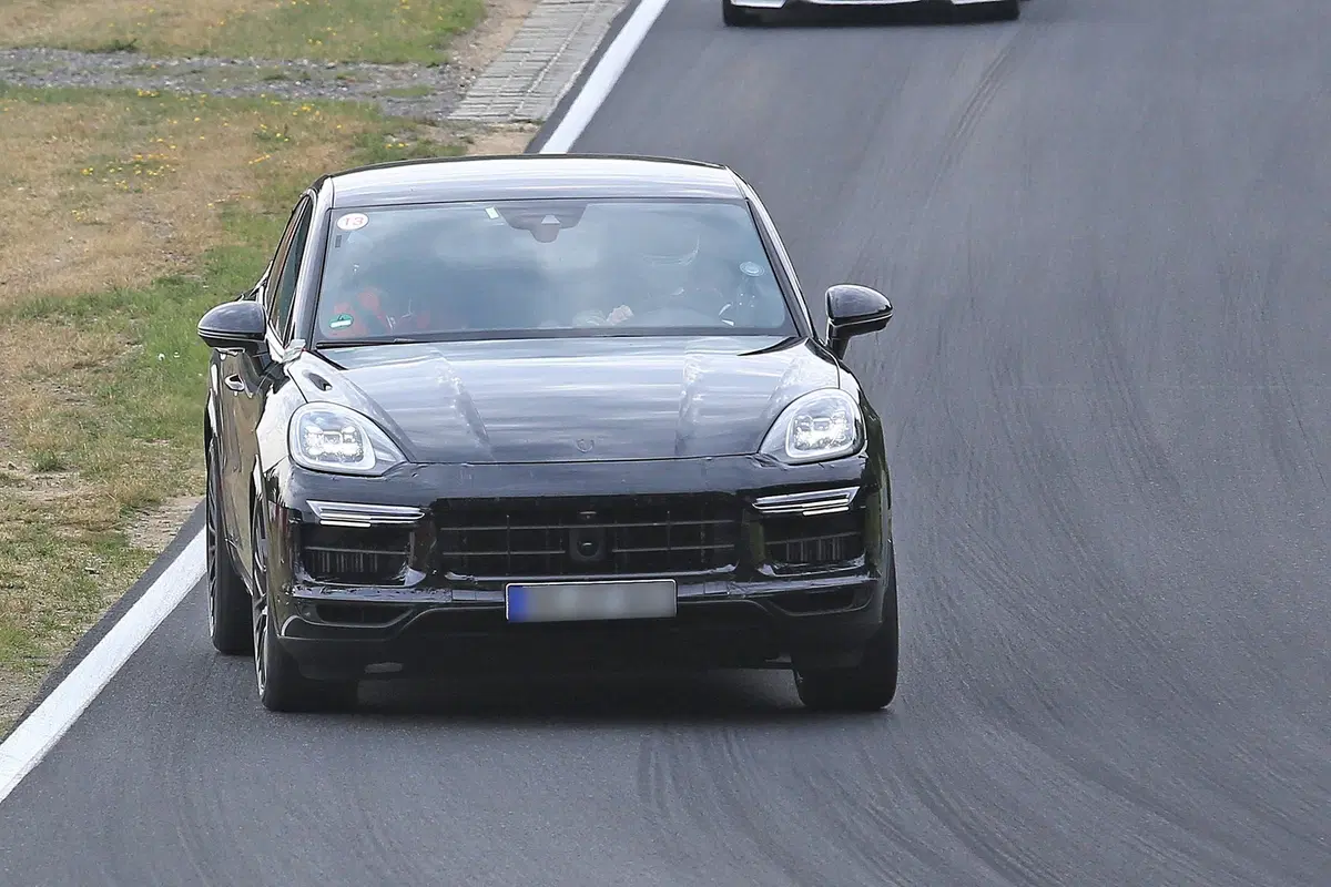 Porsche Cayenne, in arrivo una versione coupé del maxi SUV tedesco? (5)