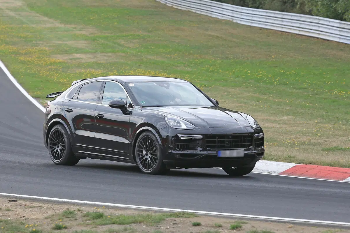 Porsche Cayenne, in arrivo una versione coupé del maxi SUV tedesco? (2)