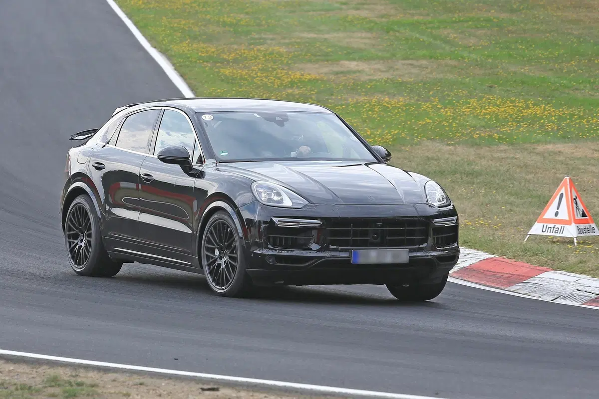 Porsche Cayenne, in arrivo una versione coupé del maxi SUV tedesco? (10)
