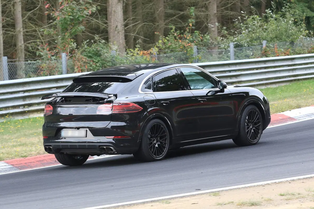 Porsche Cayenne, in arrivo una versione coupé del maxi SUV tedesco? (3)