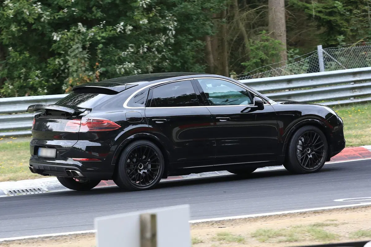 Porsche Cayenne, in arrivo una versione coupé del maxi SUV tedesco? (9)