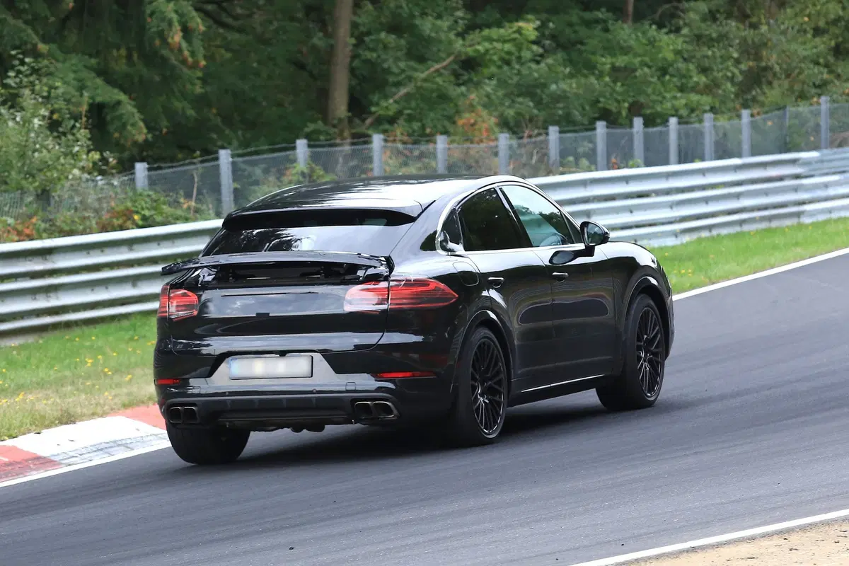 Porsche Cayenne, in arrivo una versione coupé del maxi SUV tedesco? (8)