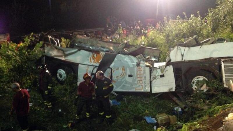 Strage del bus di Avellino, la perizia: &quot;Guardrail corroso&quot;