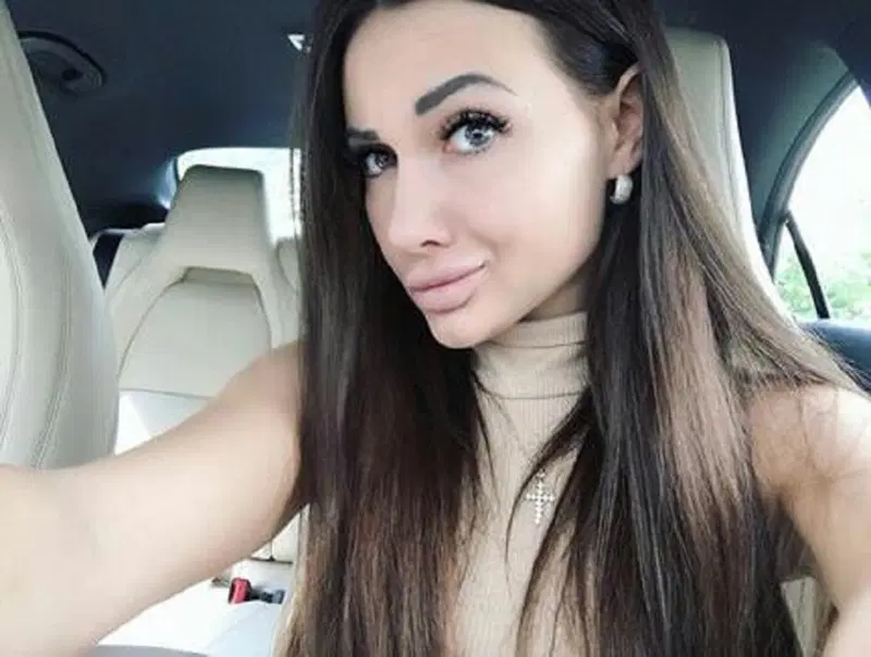 "Stella" di Instagram dentro auto con stella a tre punte: la seconda brilla molto di pi&ugrave; e pi&ugrave; a lungo