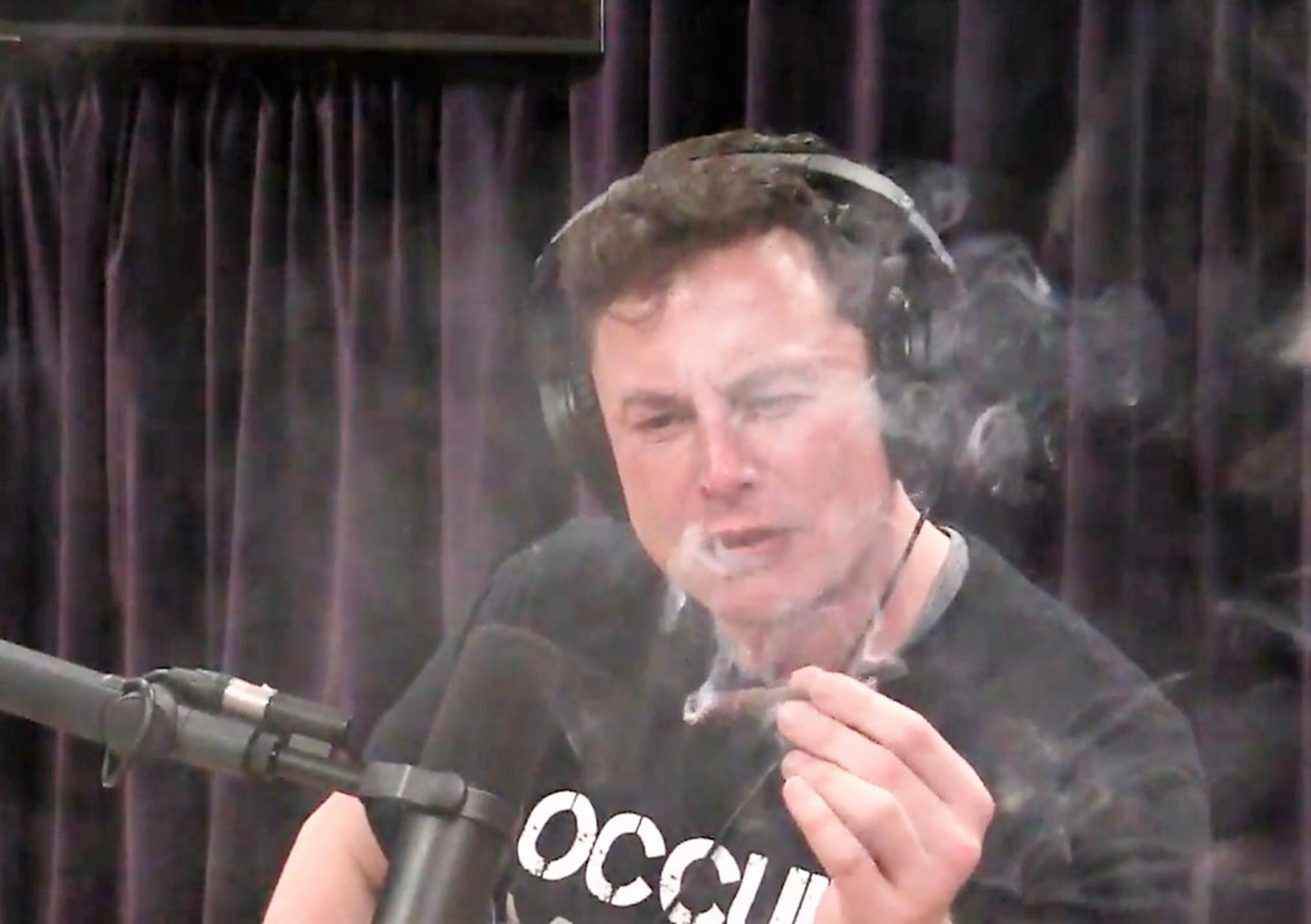 Tesla, Elon Musk beve e fuma in diretta [video]