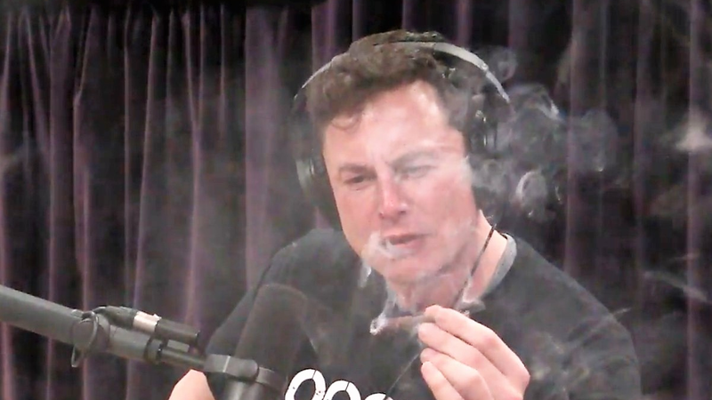 Tesla, Elon Musk beve e fuma in diretta [video]