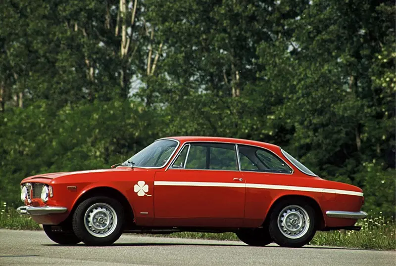 L'Alfa Romeo 1300 Giulia GTA Junior: nata per le competizioni, sar&agrave; pilotata in pista da gente del calibro di  Carlo Facetti, Toine Hezemans e Gijs Van Lennep