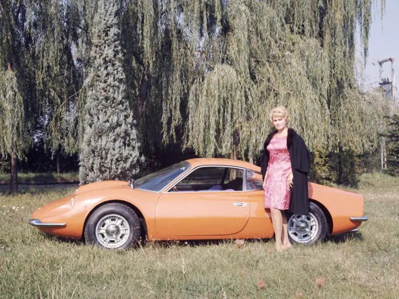 Nel 1968 Ferrari produce la Dino 206 GT, la "baby Ferrari" che avvia la serie delle Dino dedicate da Enzo Ferrari al figlio Alfredino scomparso prematuramente
