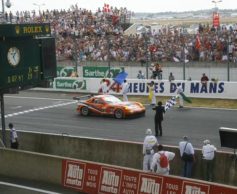 Panoz al traguardo di Le Mans: l'italo-americano davanti alle squadre ufficiali tedesche e francesi