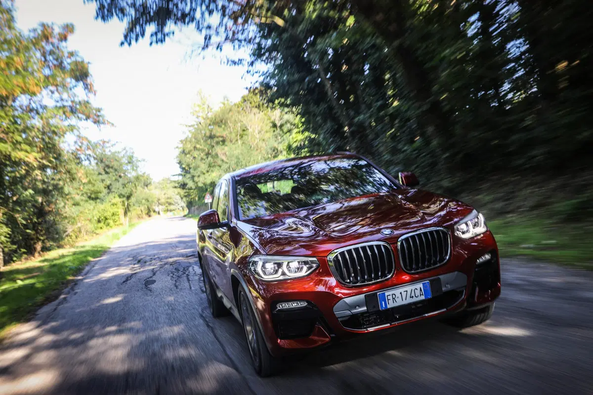 BMW X4 2018. Veste sportiva con un carattere docile e comfortevole