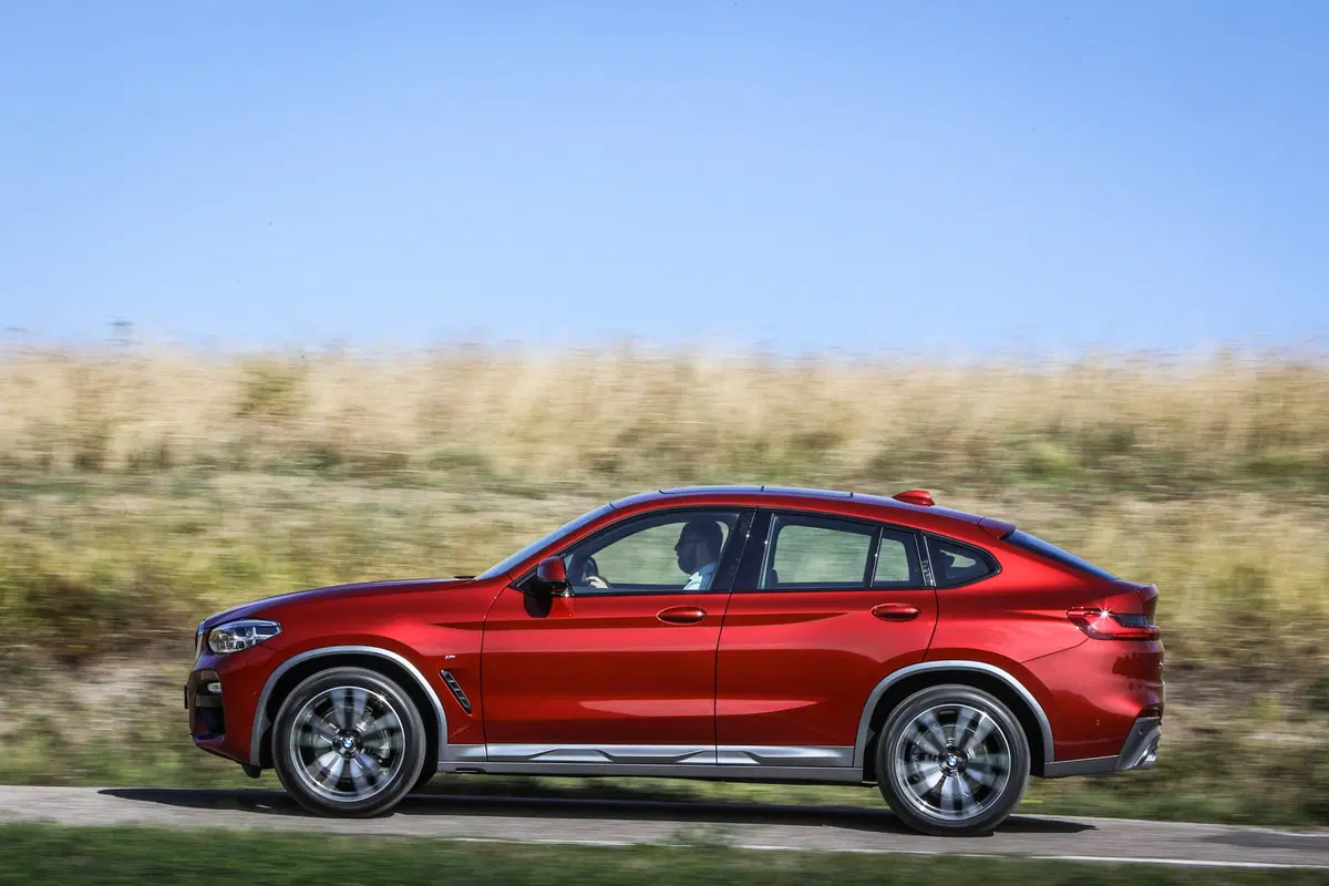 BMW X4 2018. Veste sportiva con un carattere docile e comfortevole (2)