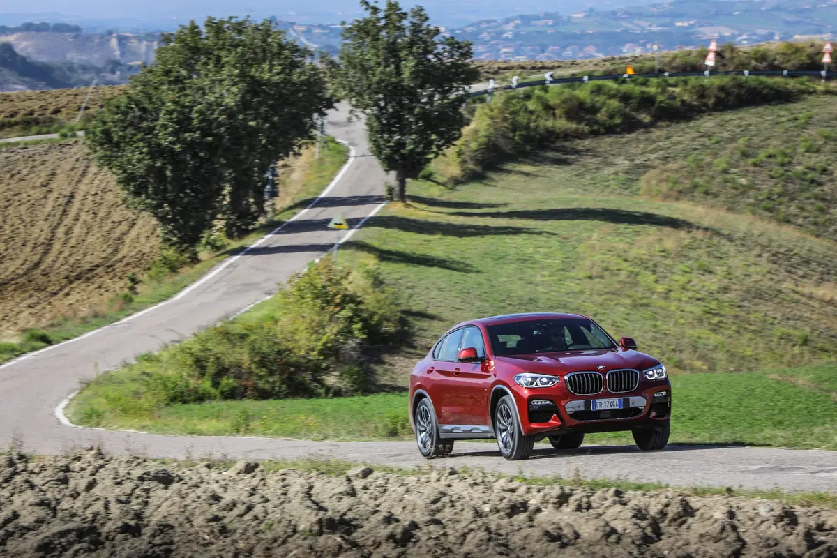 BMW X4 2018. Veste sportiva con un carattere docile e comfortevole (3)