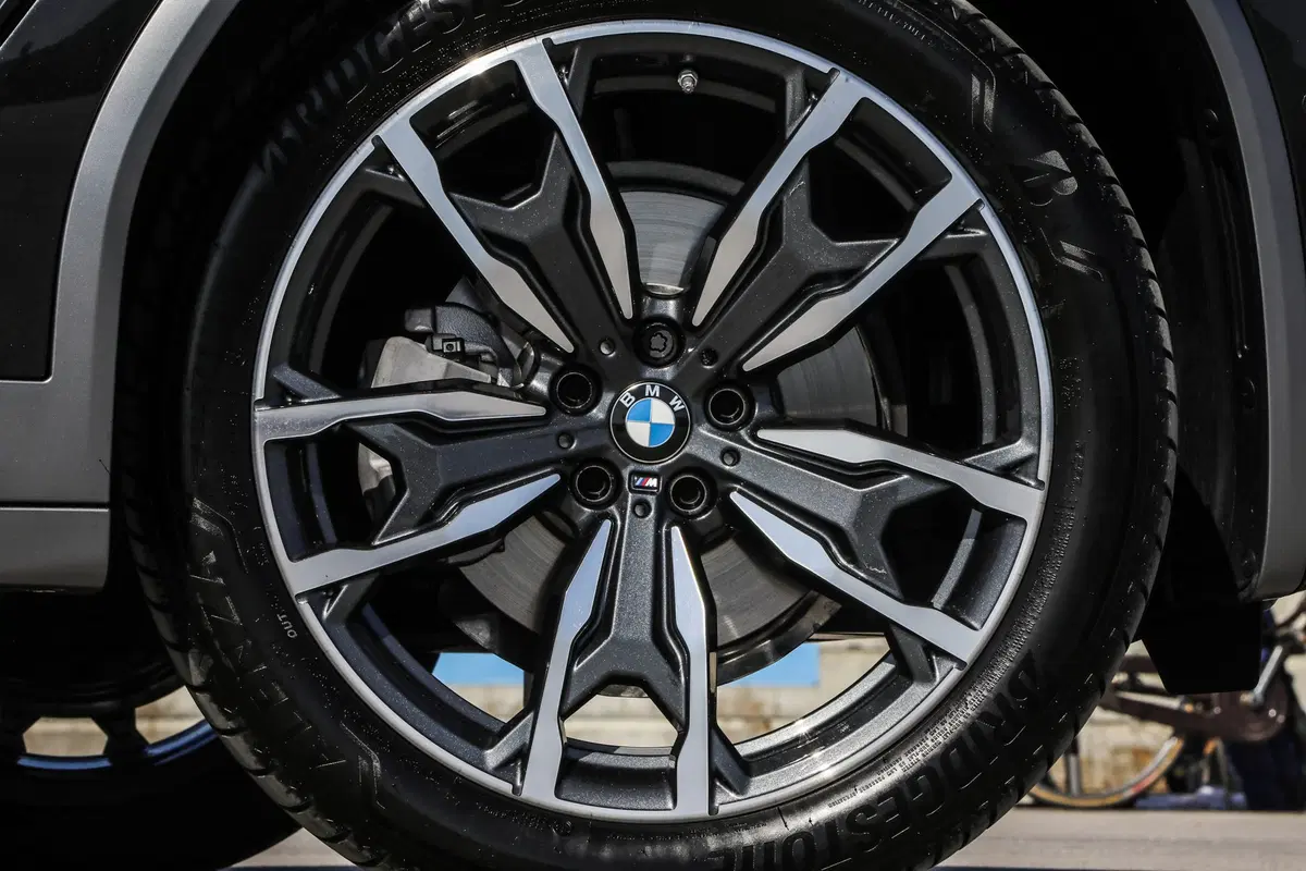 BMW X4 2018. Veste sportiva con un carattere docile e comfortevole (9)
