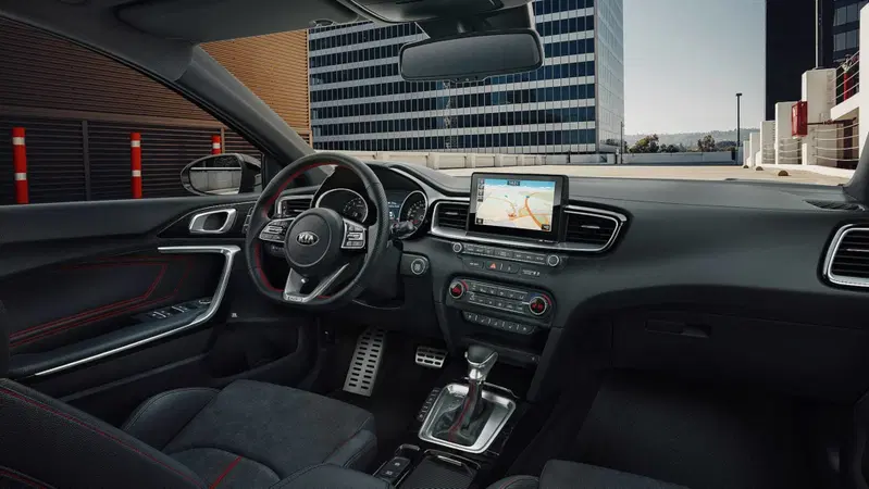 Gli interni della Kia Ceed GT
