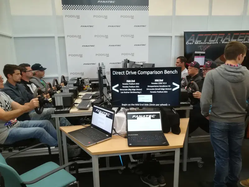 Il "tavolo delle comparative" dove abbiamo provato i nuovi Direct Drive prodotti da Fanatec