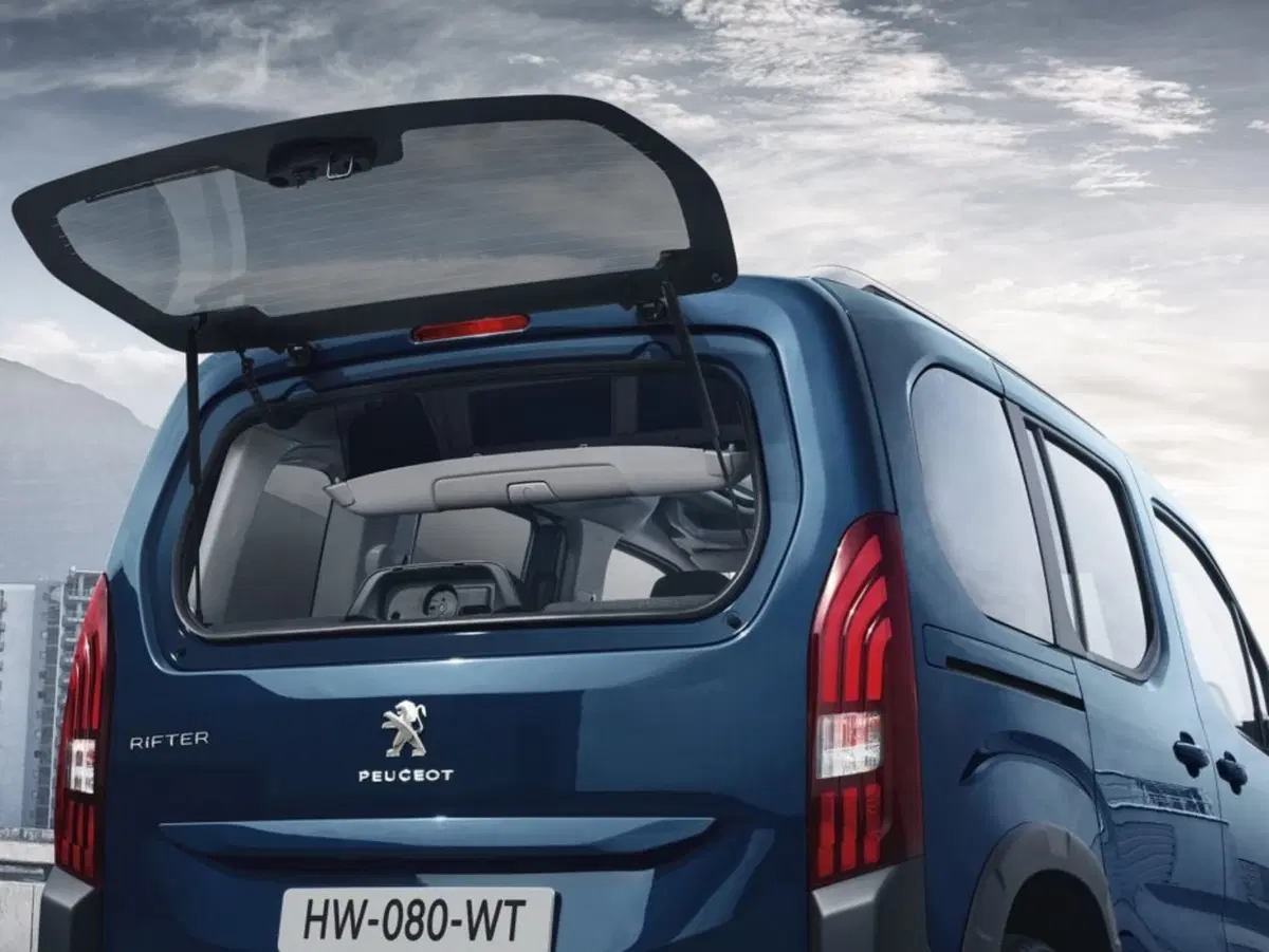 Peugeot Rifter 2018 1.5 L diesel 130 CV. Campione di spazio (12)