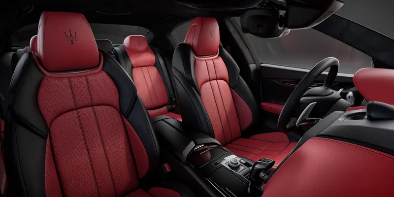 Gli interni della Maserati Ghibli Ribelle, sportivi e lussuosi