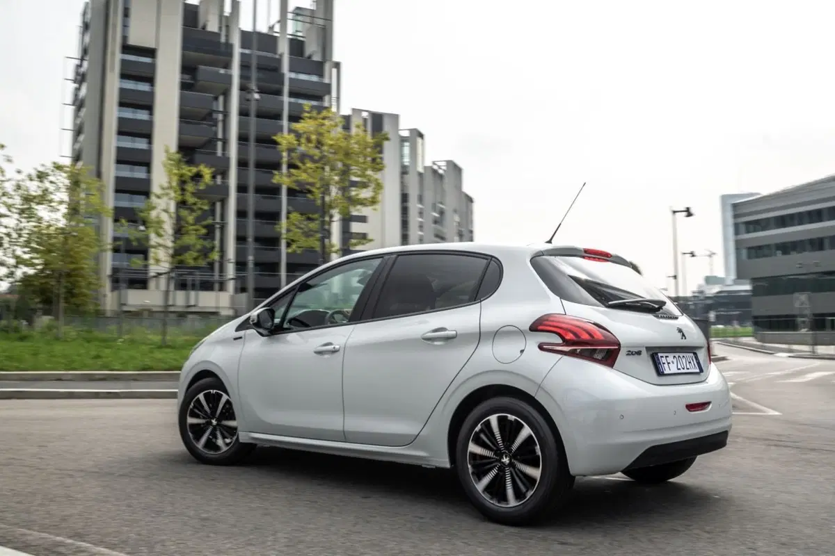 Peugeot 208 Signature, 1.200 esemplari per l'Italia (5)