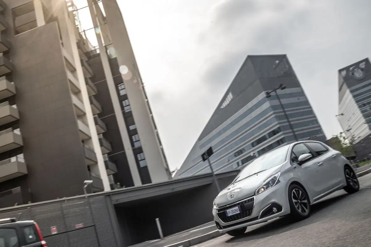 Peugeot 208 Signature, 1.200 esemplari per l'Italia (9)