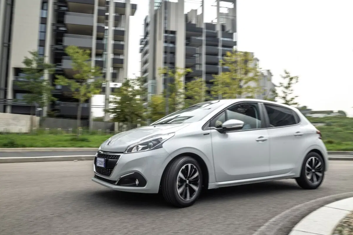 Peugeot 208 Signature, 1.200 esemplari per l'Italia (3)
