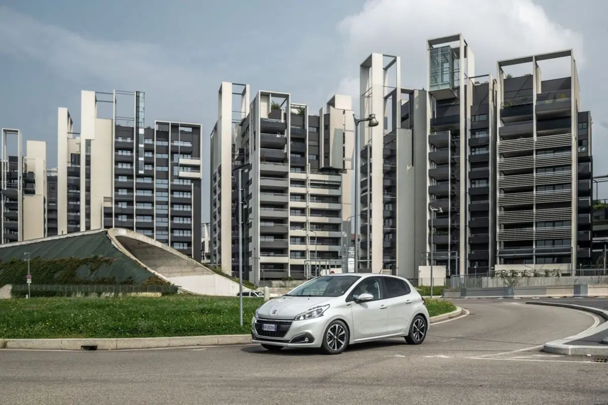 Peugeot 208 Signature, 1.200 esemplari per l'Italia (11)