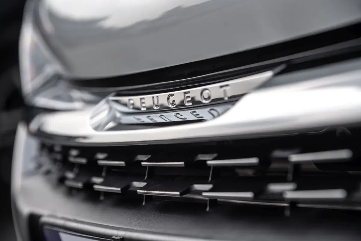 Peugeot 208 Signature, 1.200 esemplari per l'Italia (12)