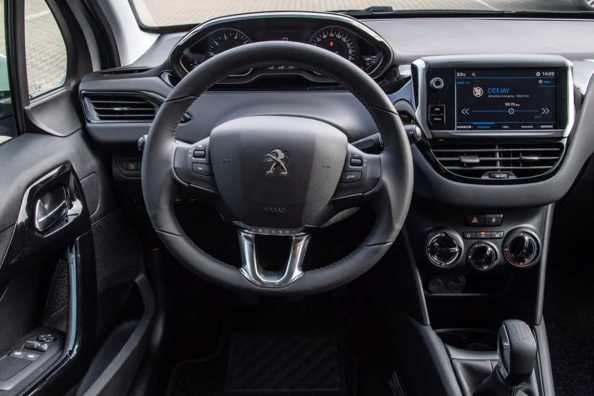 Peugeot 208 Signature, 1.200 esemplari per l'Italia (20)