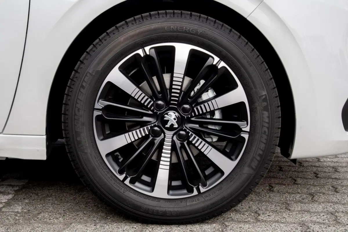 Peugeot 208 Signature, 1.200 esemplari per l'Italia (22)