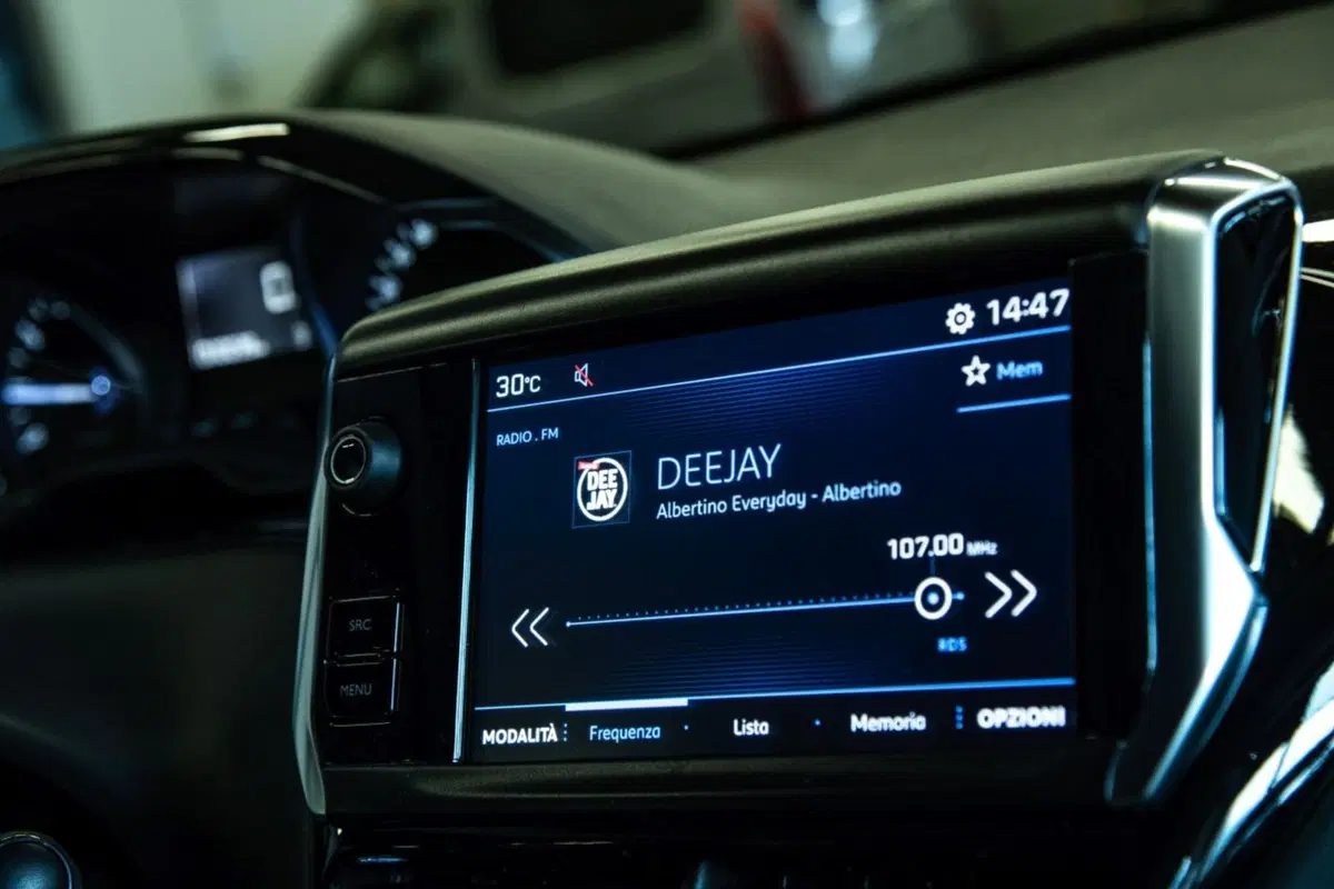 Peugeot 208 Signature, 1.200 esemplari per l'Italia (16)