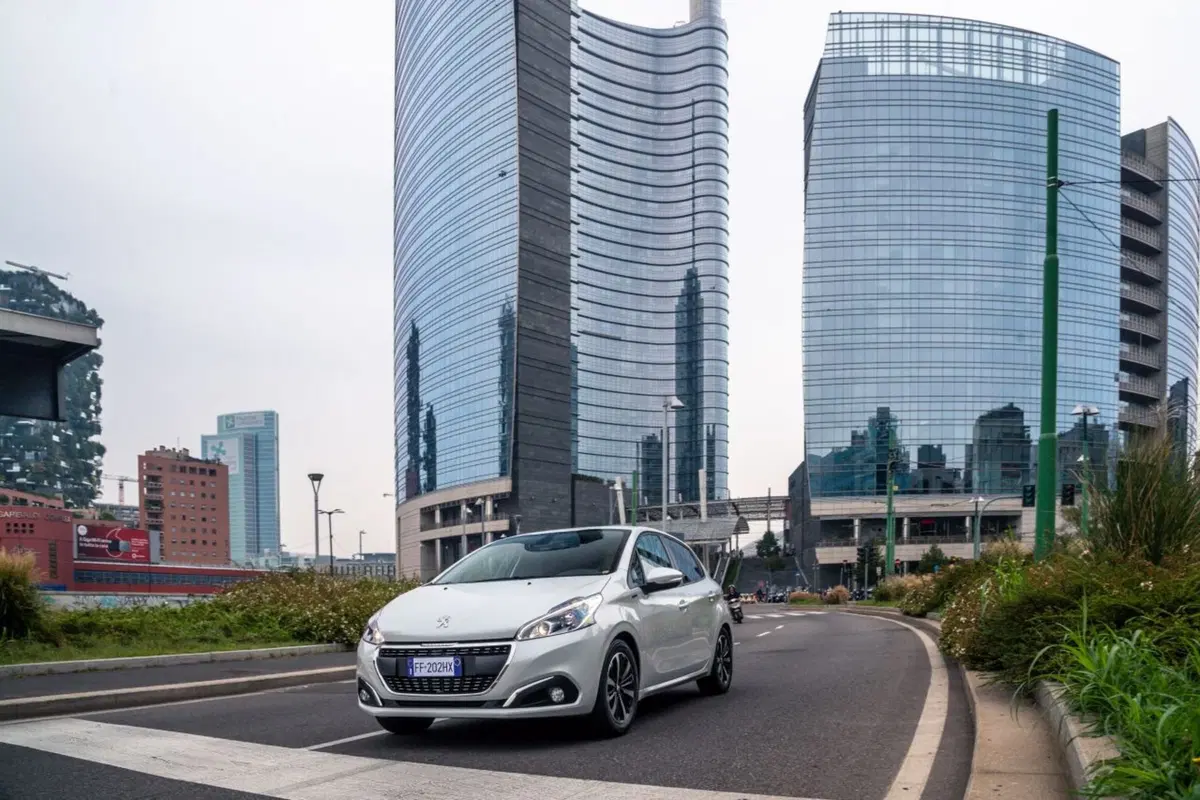 Peugeot 208 Signature, 1.200 esemplari per l'Italia (7)