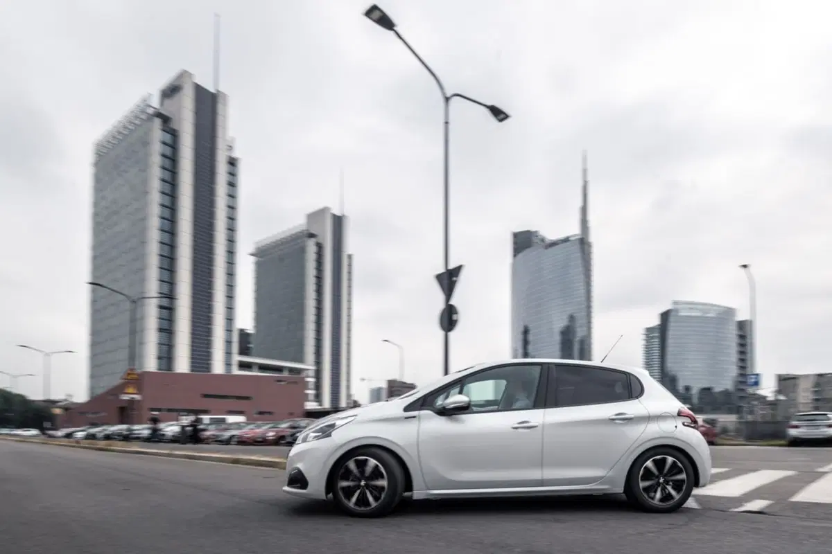 Peugeot 208 Signature, 1.200 esemplari per l'Italia (4)