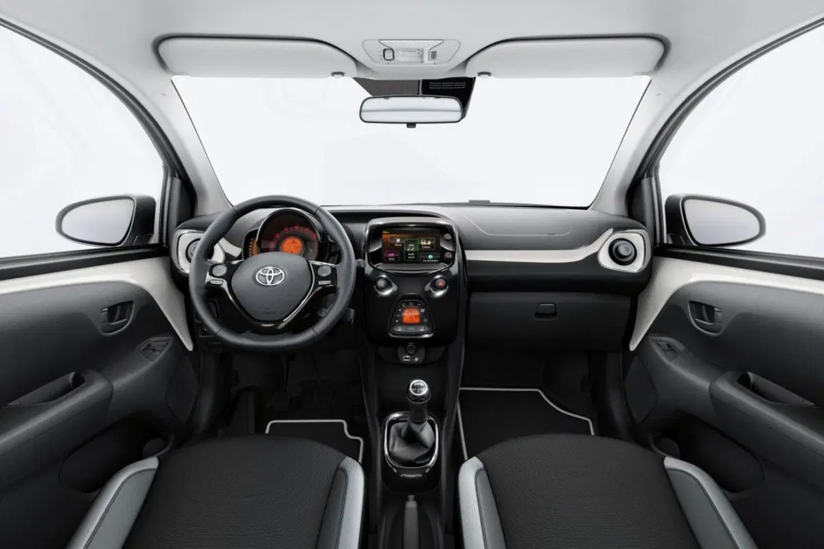 Toyota Aygo x-pure, la Aygo in abito bianco  (3)