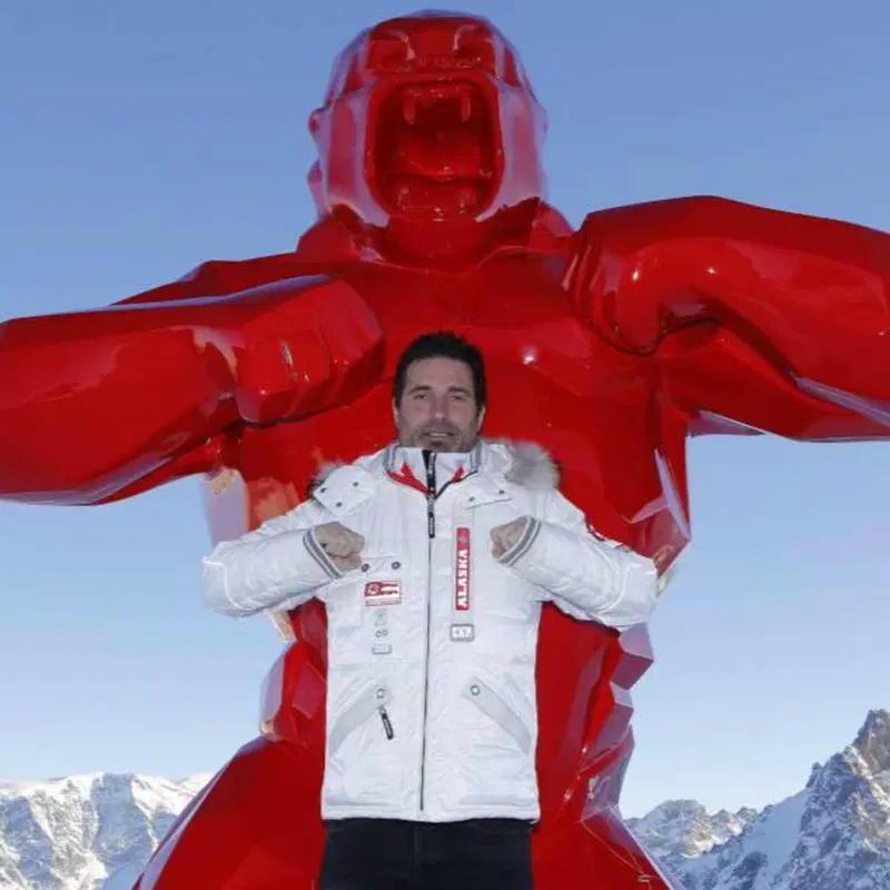 L'autore Richard Orlinski con uno dei suoi Wild Kong