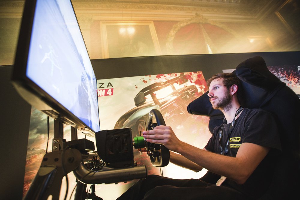 Forza Horizon 4 esprime il massimo del suo potenziale con volante e pedaliera
