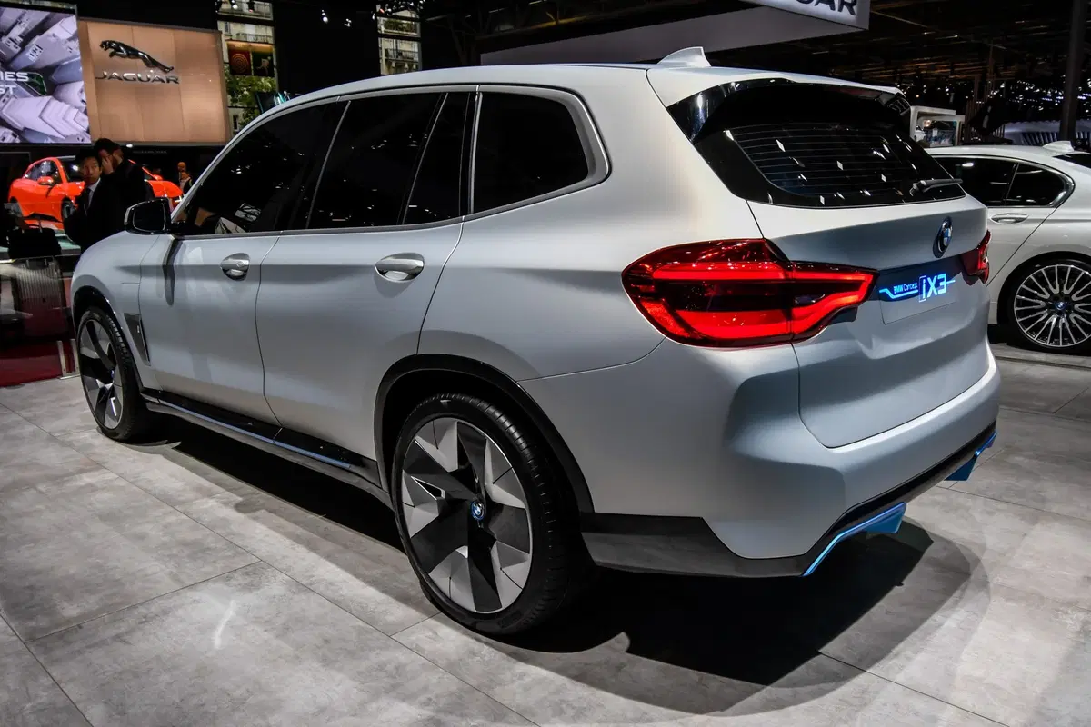 BMW Concept iX3 al Salone di Parigi 2018 (2)